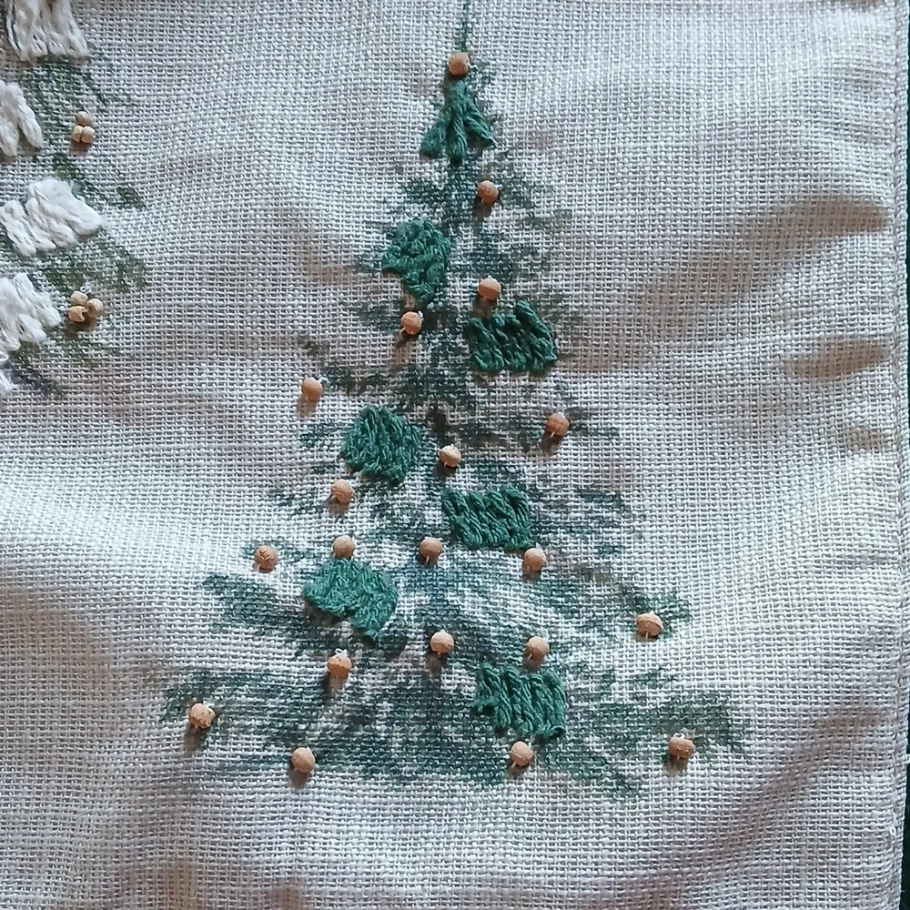 Nicole Miller Green and White Table Runner 69